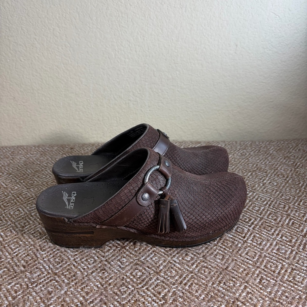 DANSKO SHANDI Snake Skin Imitation BROWN LEATHER TASSEL SLIP ON CLOGS 39 Grunge